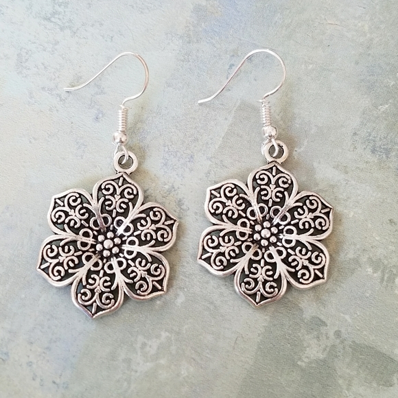 Jewelry - Detailed flower earrings